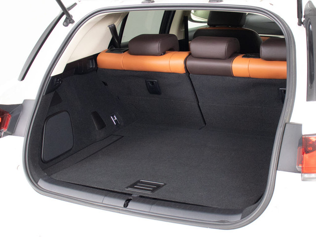 トランクが狭いと思っておりませんか?実際は大容量トランクです!旅行等の長距離ドライブも快適です!また、屋根付きスペースを完備しておりますので、夜間でも、雨でも雪の日だってゆっくりご覧頂けます。