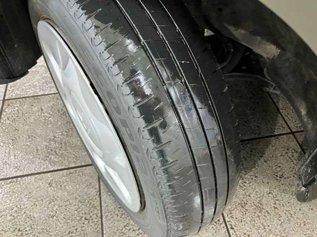 【店内スペース】お子様とご一緒にお越し頂ける安心のキッズスペース♪フリードリンクコーナー♪ファミリーでもお気軽にお越し頂ける空間をご用意しました!展示車も店内スペースには常時2台はご用意しております!