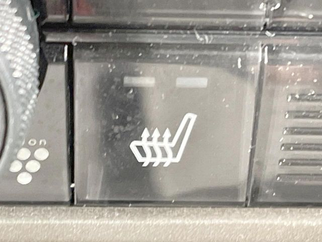 【シートヒーター】寒い日に重宝するシートヒーター!エアコンより早く温まってくれるので寒がりの人も安心ですね♪エアコンの温風は乾燥するから苦手、という方にもをおすすめです。