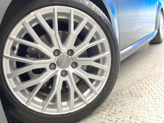 ●純正18インチアルミホイール:輸入車ならではの卓越した走りを支えるホイールと足回りです!日本車の走りに慣れている方にもぜひ体感して頂きたいほど、高いレベルでまとまっています!
