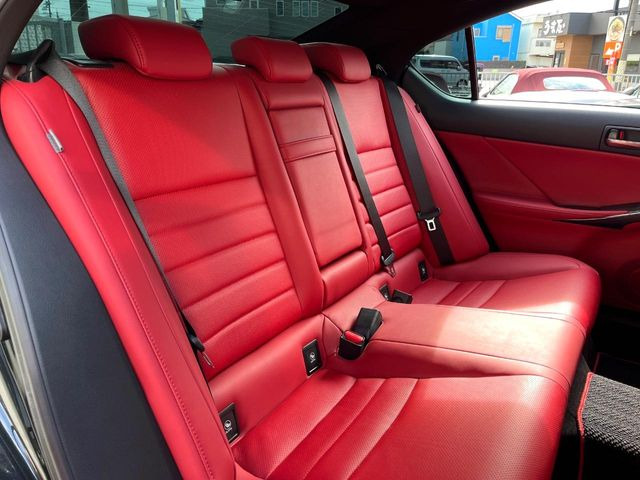 後部座席も気になるようなキズ・汚れやへたり等、大きなダメージはなく、良好な状態です。