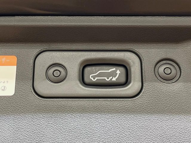 【パワーバックドア】スマートキーや運転席のボタンを押すだけでリアゲートが自動で開閉します!荷物を持っている時や、高い位置にあるバックドアを閉める際に便利な機能です♪