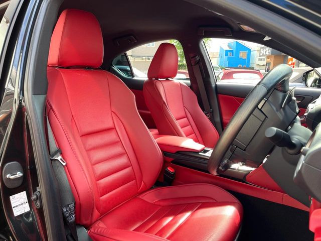 【赤革シート】デザイン性が高く、高級感のある赤革シート。常に体に触れる部分だから、座り心地の良さにはこだわりたいですね♪汚れの付着や劣化を抑制する内装コーティング施工もおススメですよ♪