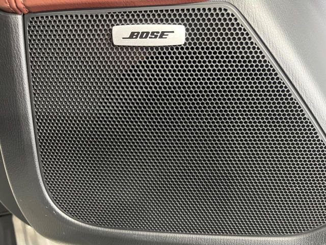 【BOSEサウンドシステム】メーカーオプションの高品位サウンドシステムを搭載。専用のチューニングが施された大小様々なスピーカーから良質なサウンドが奏でられ、臨場感あふれる音響空間を演出します。