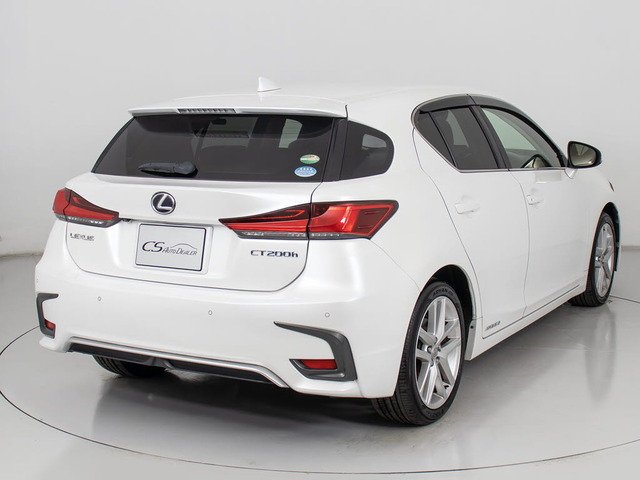 個性的なリアビューで御座います。精悍な佇まいは高級車ならではです。