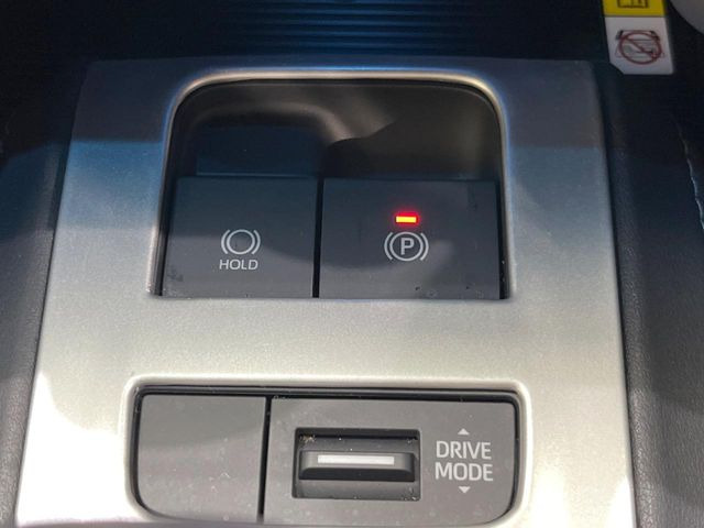 【電動パーキングブレーキ】パーキングブレーキは便利な電動式!ボタン一つで操作でき、アクセルを踏めば自動で解除されます