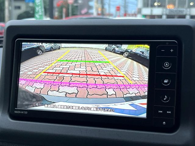 【バックカメラ】駐車時に後方がリアルタイム映像で確認できます。大型商業施設や立体駐車場での駐車時や、夜間のバック時に大活躍!運転スキルに関わらず、今や必須となった装備のひとつです!