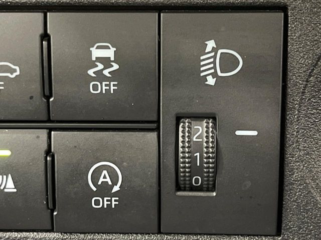 【アイドリングストップ】赤信号や渋滞で停車した際にエンジンを停止し、無駄な燃料の消費を抑えます。燃費向上や環境保護につなげる機能♪エンジンはブレーキを離せば再始動します。