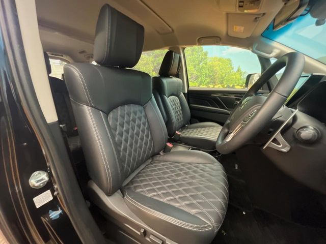 【黒革シート】上質な本革を使用し、高級感あふれる黒革シート。常に体に触れる部分だから、座り心地の良さにはこだわりたいですね♪汚れの付着や劣化を抑制する内装コーティング施工もおススメですよ♪