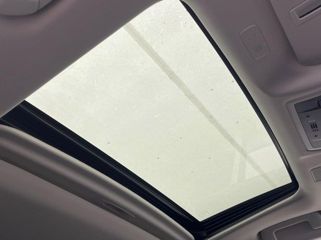 【サンルーフ】開放感たっぷりの希少装備、サンルーフが装着されています!車内に明かりを取り入れたり景色を楽しむ以外にも、車内の空気も簡単に換気できて快適です!