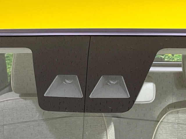 【スマートアシスト】走行中に前方の車両等を認識し、衝突しそうな時は警報とブレーキで衝突回避と被害軽減をアシスト。より安全にドライブをお楽しみいただけます。