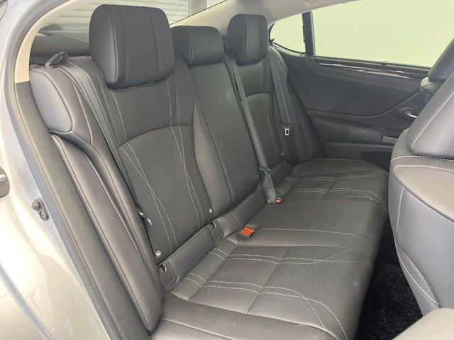 後部座席も気になるようなキズ・汚れやへたり等、大きなダメージはなく、良好な状態です。