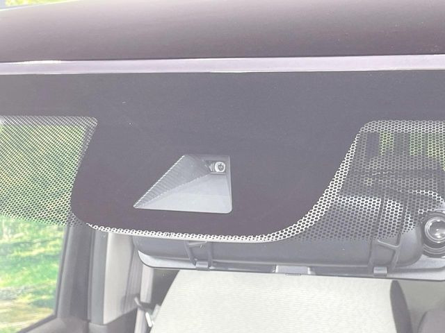 【ホンダセンシング】走行中に前方の車両等を認識し、衝突しそうな時は警報とブレーキで衝突回避と被害軽減をアシスト。より安全にドライブをお楽しみいただけます。