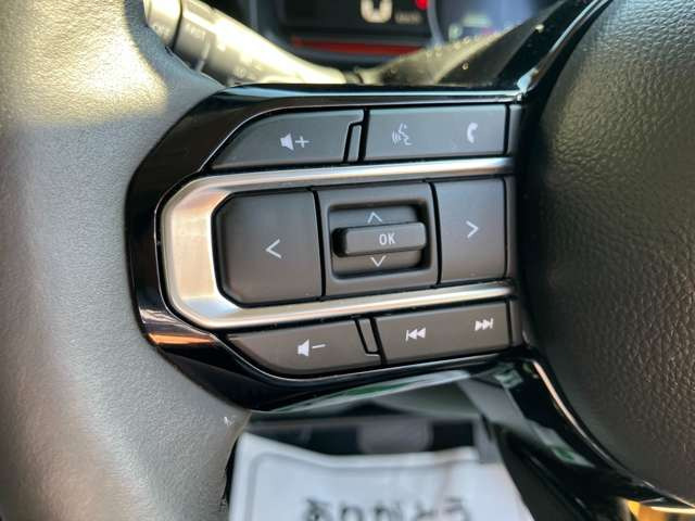 運転中でも手を離さずにオーディオの操作ができる『ステアリングスイッチ』機能があります!