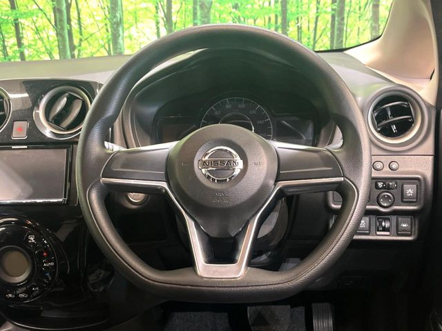 �C���e���A�ɍ��킹���f�U�C���̃X�e�A�����O�́A�^�]�������̂��Ƃ��l���A�^�]���₷���`��A�傫���ł��B�����x�A���ۂɐG���Ă��m���߂��������B