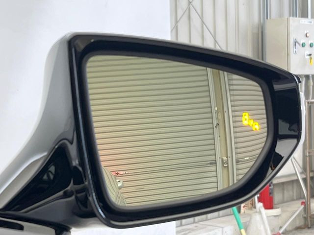 【ブラインドスポットモニター】走行中、ドアミラーの死角になりやすい箇所に後続車が接近するとサイドミラーのレンズに警告を表示!ドライバーに注意喚起をしてくれます。