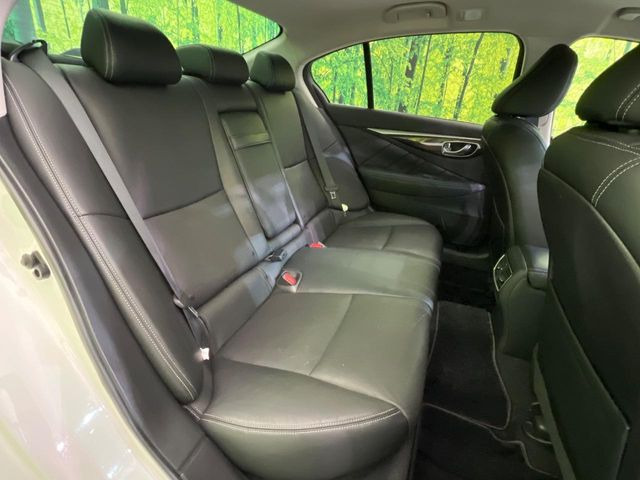 後部座席も気になるようなキズ・汚れやへたり等、大きなダメージはなく、良好な状態です。
