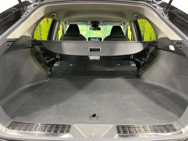 ラゲッジルームは、大容量のスペースを確保。普段のお買い物からレジャーまで、幅広く活躍してくれます!また、リアシートを倒すことでバリエーション豊かにお使いいただけます。