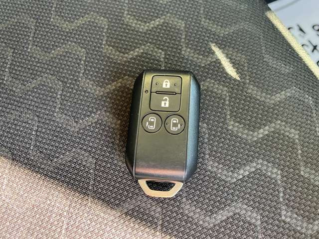 ★キーフリーシステム★リモコンキーを携帯していればキーをポケットなどから出さなくてもドアの施錠・解錠およびエンジン始動が出来ます!