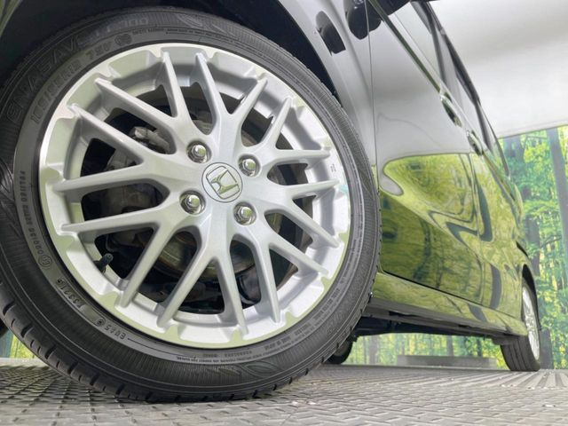 【純正アルミホイール】外観にマッチした純正アルミホイールを装着しております。各種社外アルミホイールや、スタッドレスタイヤも取扱いしております。是非ご相談ください♪