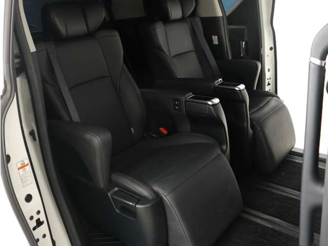 【上級モデル限定装備】★★エグゼクティブパワーシート!★★電動オットマン完備!足を楽々伸ばせ、ひじ掛けもありますので、優雅で快適なドライブをお楽しみいただけます!