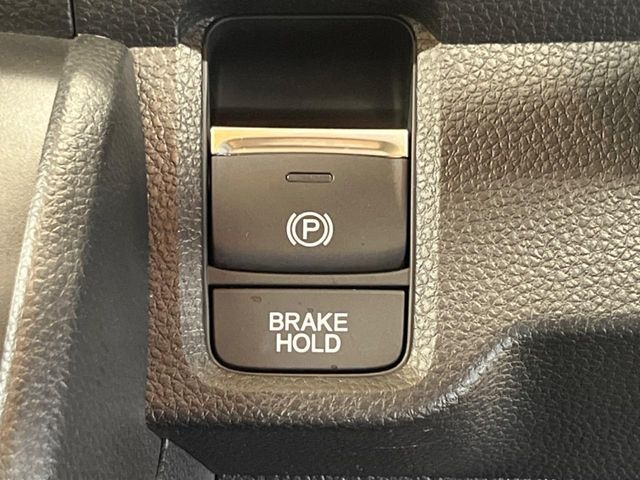 【電動パーキングブレーキ・オートブレーキホールド】シフト操作に連動してパーキングブレーキを作動・解除。さらに渋滞や信号待ちで停止した時にブレーキを保持。アクセルを踏むと解除されます。