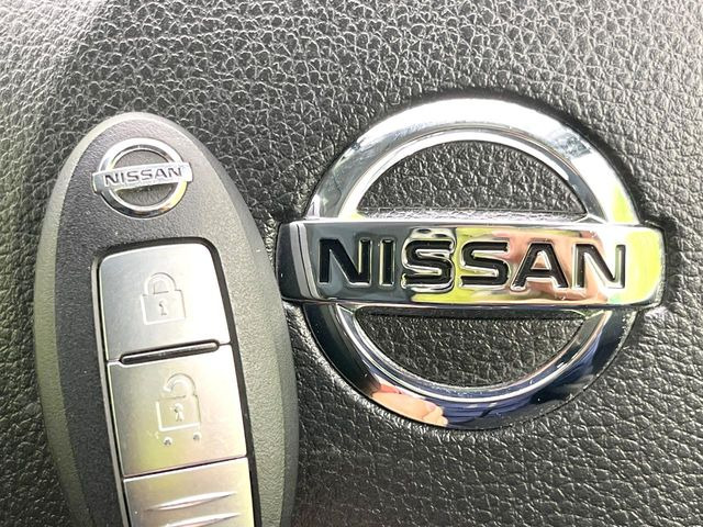 【インテリジェントキー】カバンやポケットに入れたままでもドアの施錠・解錠が可能なスマートキーを装備。エンジンのオン・オフ時もカギを取り出す必要が無いからとっても便利です♪