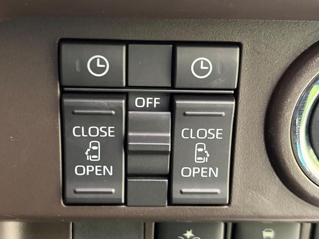 【両側パワースライドドア】スマートキーや運転席のスイッチで後席両側スライドドアの開閉が可能♪電動だから力を入れてドアを開ける必要が無く、小さなお子様でも簡単に開け閉めでき快適です♪