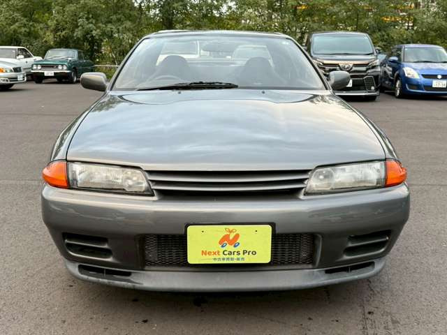 当店在庫は外装、内装クリーニング後に展示し、併せて事故修復歴の有無、メーター改ざん歴の有無も第三者機関による検査を全台実施しております。車検、整備、鈑金塗装も自社で対応できますのでご安心ください。