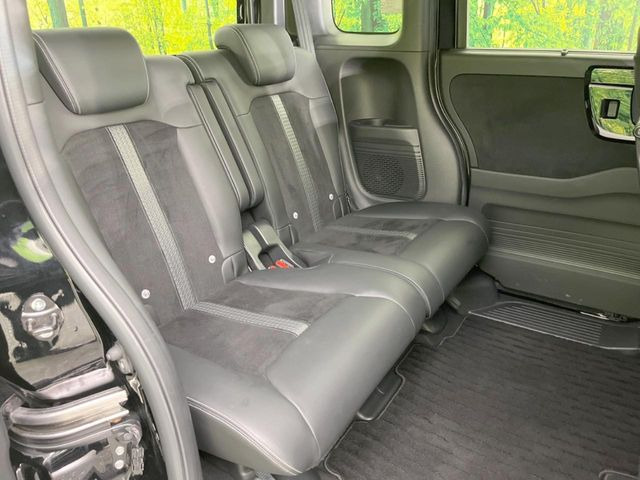 後部座席も気になるようなキズ・汚れやへたり等、大きなダメージはなく、良好な状態です。