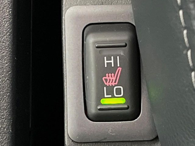 【シートヒーター】寒い日に重宝するシートヒーター!エアコンより早く温まってくれるので寒がりの人も安心ですね♪エアコンの温風は乾燥するから苦手、という方にもをおすすめです。