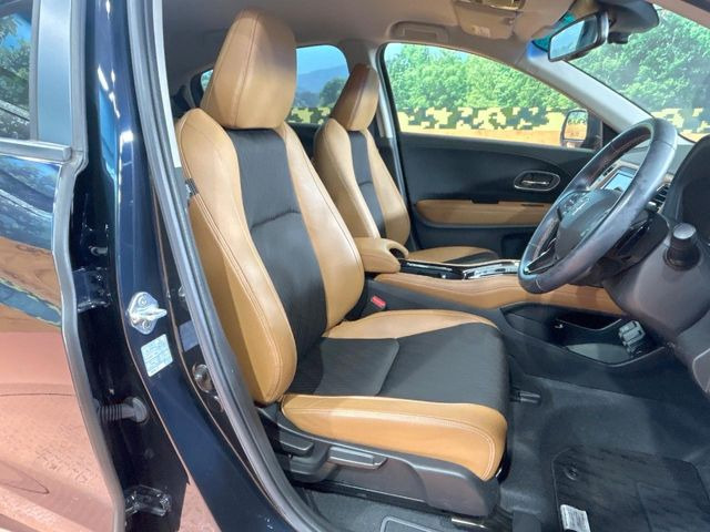 運転席まわりには十分なスペースがあり、大柄な方でもゆったり運転していただける環境です。