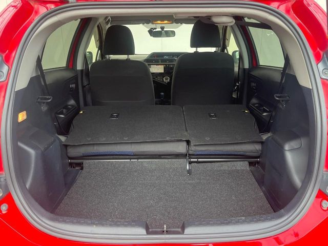 ���i�̂���������ʋ΁A���}���ɏ\���ȉ׎��X�y�[�X���m�ۂ��Ă���܂��B�Z�J���h�V�[�g��|���ƁA�傫�ȉו��̐ύڂ��\�ł���