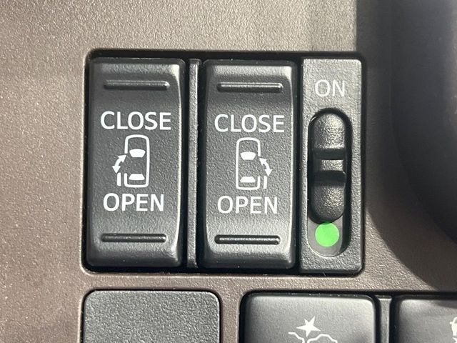 【両側パワースライドドア】スマートキーや運転席のスイッチで後席両側スライドドアの開閉が可能♪電動だから力を入れてドアを開ける必要が無く、小さなお子様でも簡単に開け閉めでき快適です♪