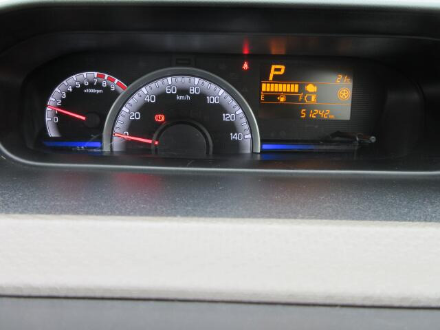 3つに分かれたメーターパネルは機能ごとに分かれているので、車の状況が判断しやすく、見やすいデザインとなっております。