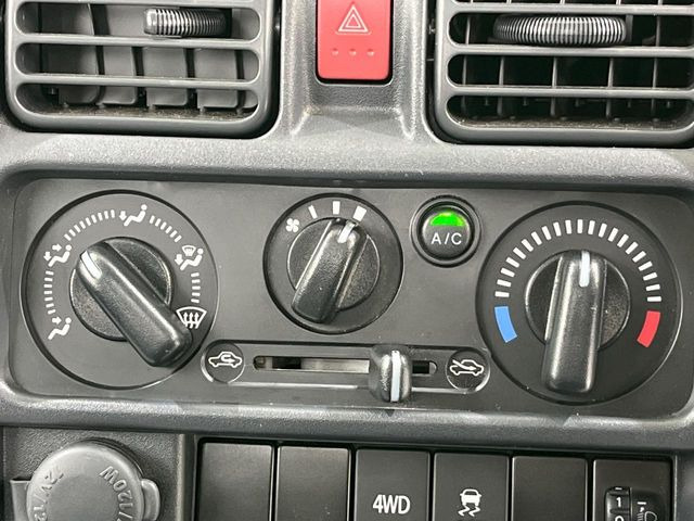 寒い冬も暑い夏も全席に快適な空調を届けてくれる、ダイヤル式エアコンを装備♪