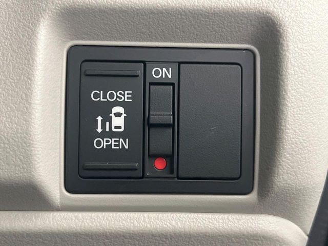 【パワースライドドア】スマートキーや運転席のスイッチでスライドドアの開閉が可能♪電動だから力を入れてドアを開ける必要が無く、小さいお子様でも、重い荷物を持っている時もラクに開け閉めできます♪