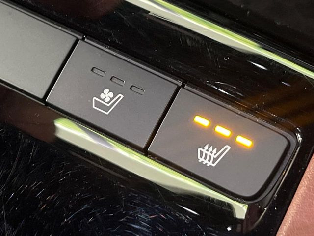 【シートベンチレーション】夏場は涼しい風でお尻や背中の熱やムレを防ぎ、冬はエアコンよりも早く温まってポカポカに!季節を問わず快適に過ごせます。