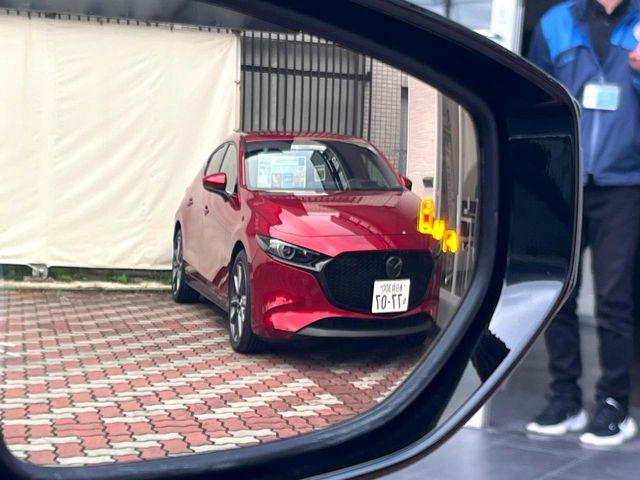 【ブラインドスポットモニター】走行中、ドアミラーの死角になりやすい箇所に後続車が接近するとサイドミラーのレンズに警告を表示!ドライバーに注意喚起をしてくれます。