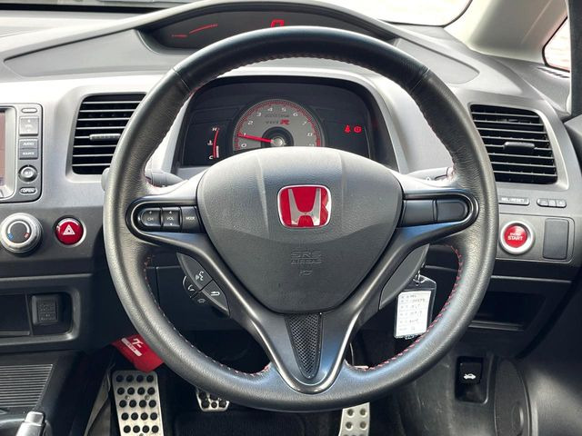 �y�����v�����X�e�A�����O�z�㎿�Ȋv���g�p���邱�ƂŁA��ɂ����������݂ƂĂ��^�]���₷���n���h���ł���