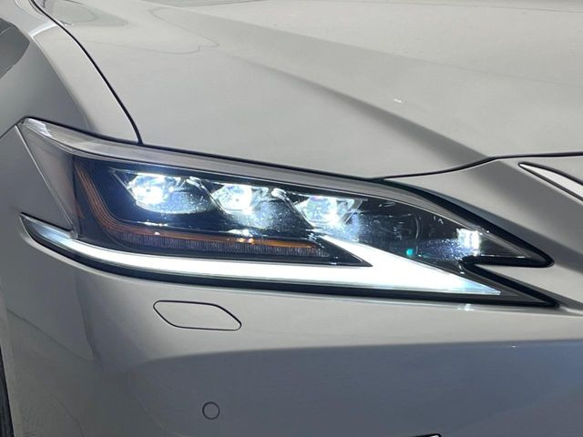 【三眼LEDヘッドライト】スタイリッシュな見た目の三眼LEDヘッドライトを装備♪スタイルだけでなく、夜間の走行も視界良好で安心してお乗りいただけます。