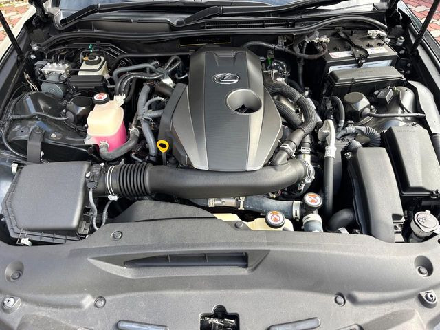 【純正オプション18インチアルミホイール】純正オプションホイールを装着。走行性能の向上に加え、外観もよりスタイリッシュになっています。