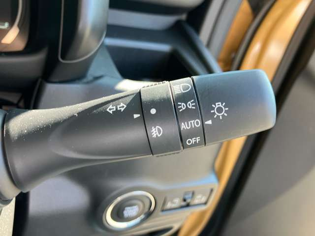 ★オートライト&ハイビームアシスト★周囲の明るさを感知して自動でライト点灯してくれトンネルなどで便利です。さらに!対向車などを感知してハイ⇔ローも自動で切り替えてくれます。