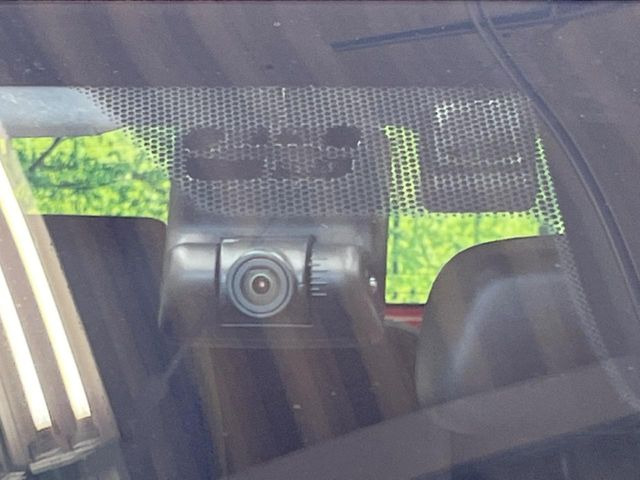 【ドライブレコーダー】安心・安全なカーライフに必須のドライブレコーダーを装備!走行中はもちろん、あおり運転や事故に遭遇した際の状況も映像で記録し、万一のリスクに備えます。