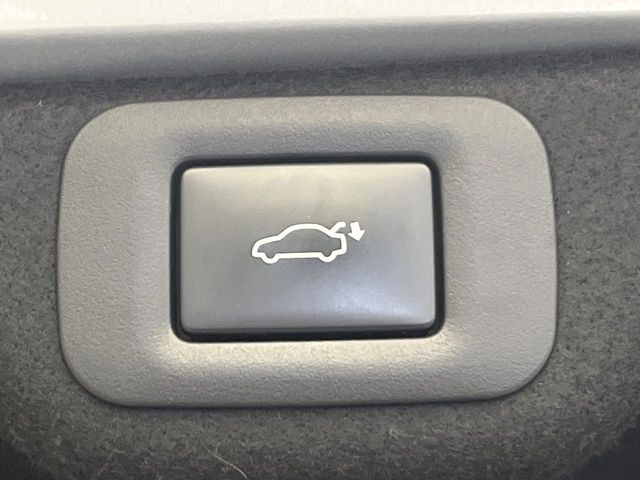 【ハンズフリーパワーバックドア】リアバンパー下部に足先を出し入れするだけでバックドアが自動で開閉♪両手が荷物でふさがっている時でもラクラク開閉操作が行えます!