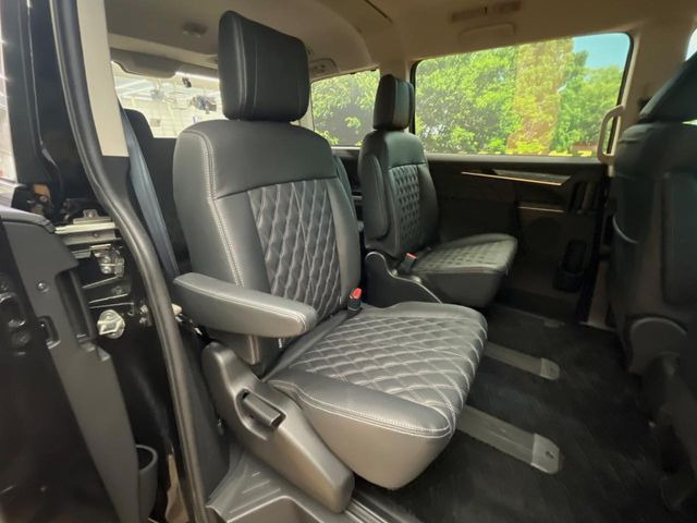 後部座席も気になるようなキズ・汚れやへたり等、大きなダメージはなく、良好な状態です。