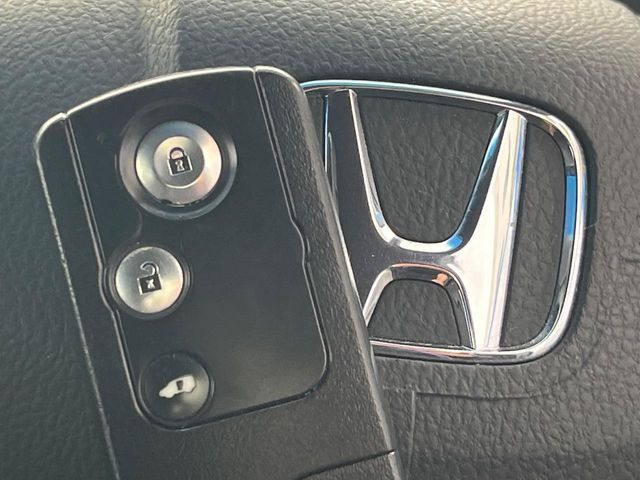 �yHonda�X�}�[�g�L�[�z�J�o����|�P�b�g�ɓ��ꂽ�܂܂ł��h�A�̎{���E�������\�ȃX�}�[�g�L�[�𑕔��B�G���W���̃I���E�I�t�����J�M�����o���K�v����������Ƃ��Ă��֗��ł���