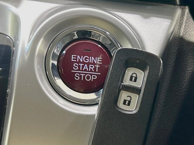 �yHonda�X�}�[�g�L�[�z�J�o����|�P�b�g�ɓ��ꂽ�܂܂ł��h�A�̎{���E�������\�ȃX�}�[�g�L�[�𑕔��B�G���W���̃I���E�I�t�����J�M�����o���K�v����������Ƃ��Ă��֗��ł���