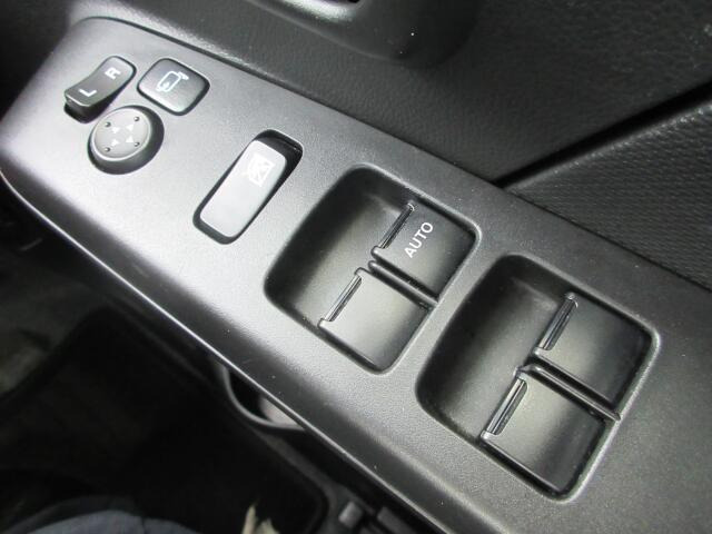 パワーウィンドウは運転席のスイッチのみオート機能も装備されております。