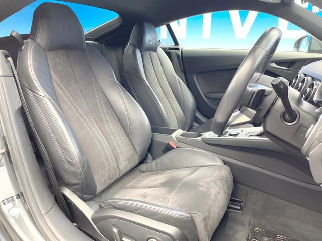 ●S-Line専用ハーフレザーシート:高級感もさることながら、スポーツタイプにふさわしくフィットするシート!そして、車との一体感を演出してくれます!